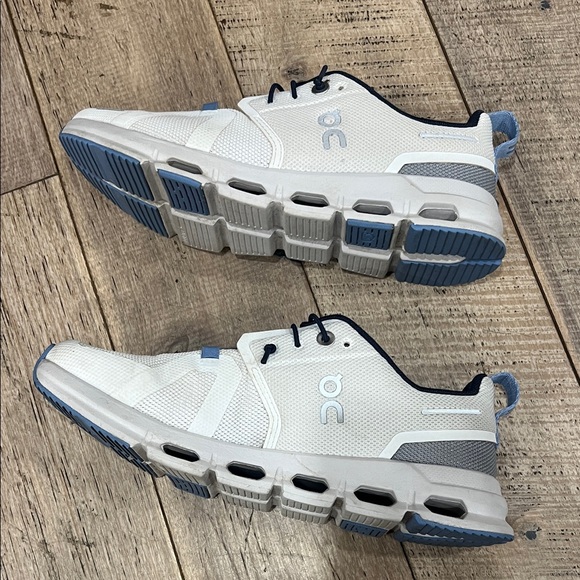 On Cloud Boys Sky size US BOYS 4 (worn twice) - Picture 3 of 7